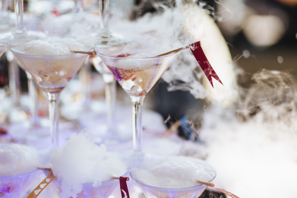 Pyramide de verres créant une animation spectaculaire de glace carbonique cocktail pour une soirée thématique.