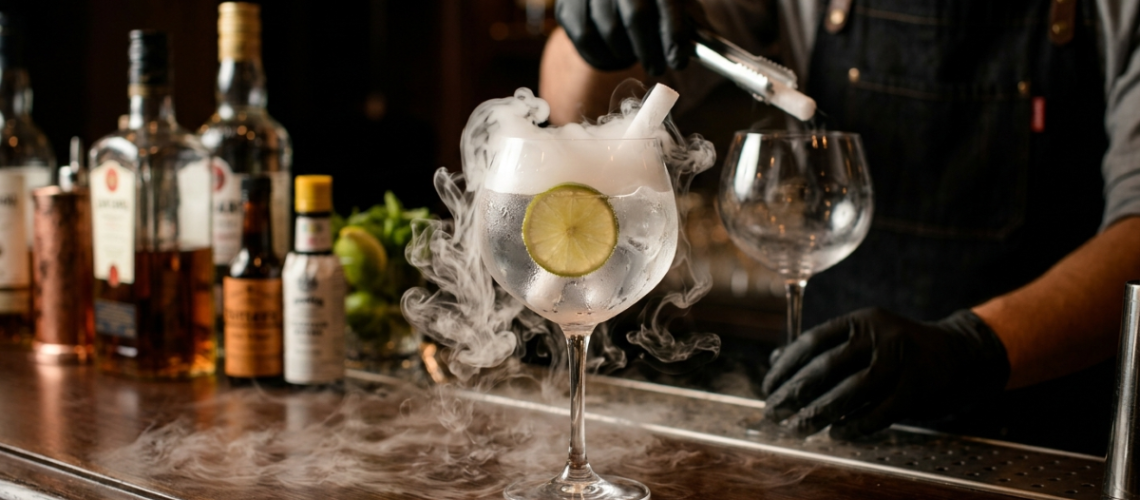 Préparation d'un cocktail spectaculaire avec de la glace carbonique sur un comptoir de bar.